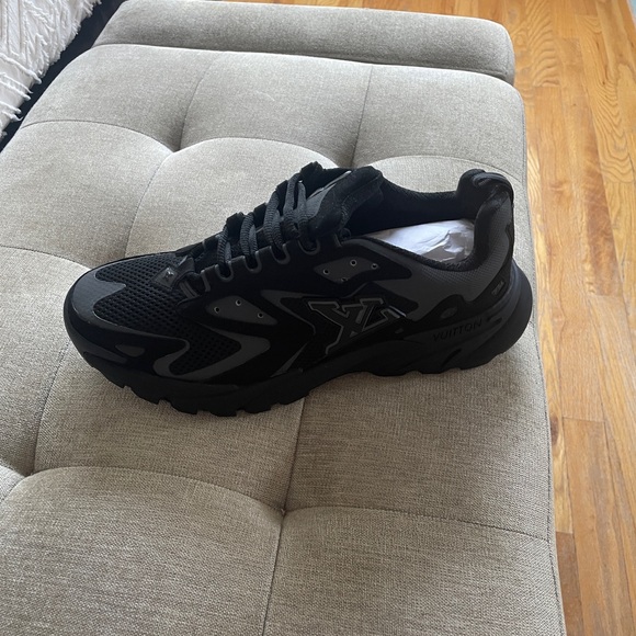 Louis Vuitton Millenium Sneakers. - Picture 5 of 10